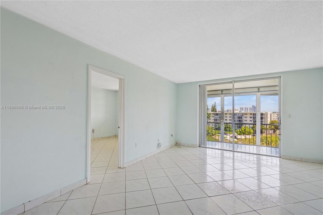 待售: $160,000 (1 贝兹, 1 浴室, 768 平方英尺)