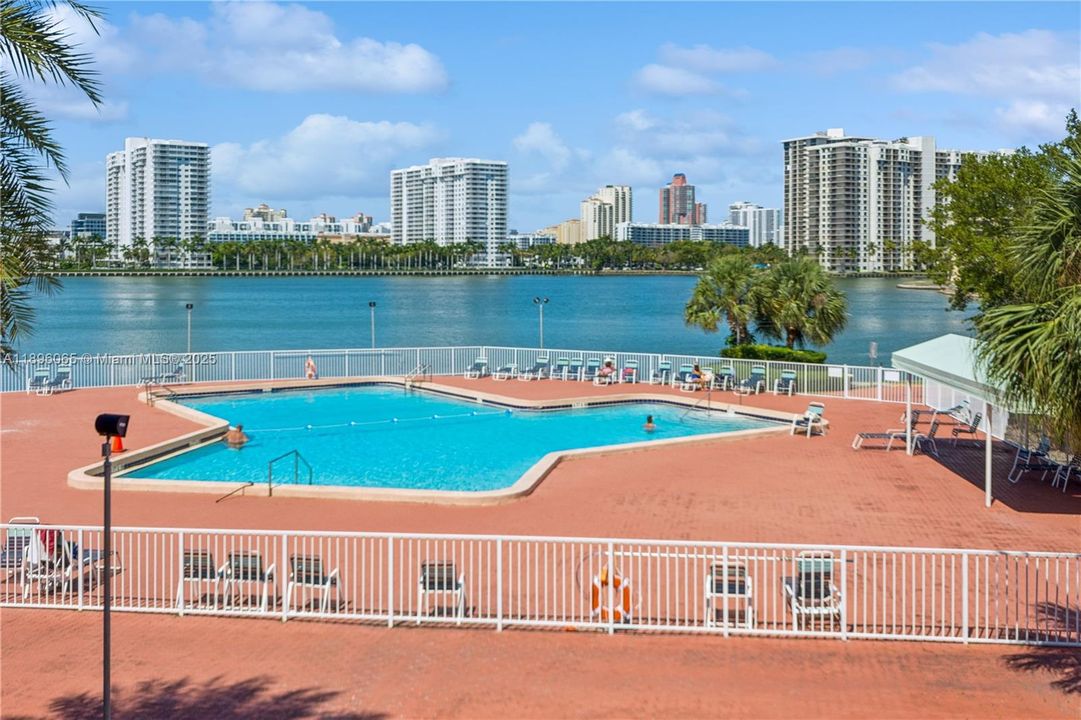 待售: $160,000 (1 贝兹, 1 浴室, 768 平方英尺)