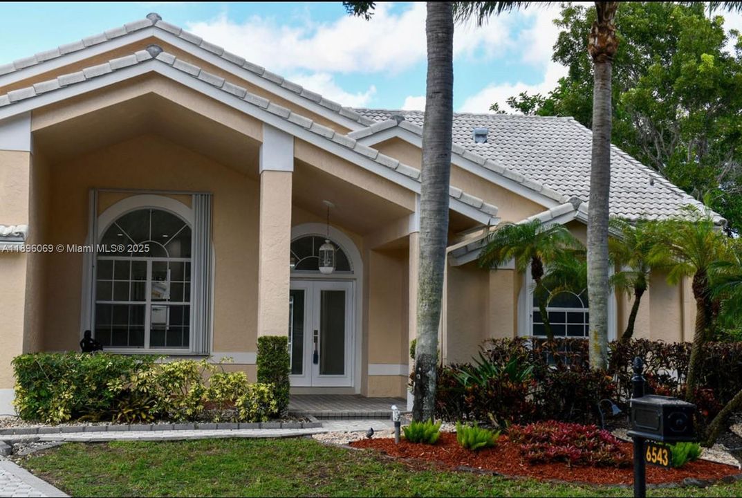 For Rent: $5,900 (4 beds, 2 baths, 2344 Square Feet)