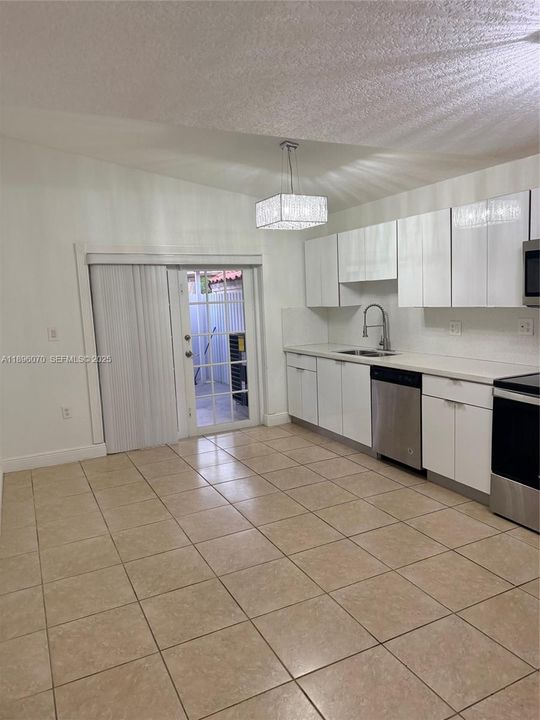 Active With Contract: $3,000 (3 beds, 2 baths, 1170 Square Feet)