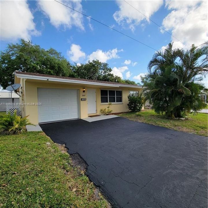 Active With Contract: $310,000 (2 beds, 1 baths, 971 Square Feet)