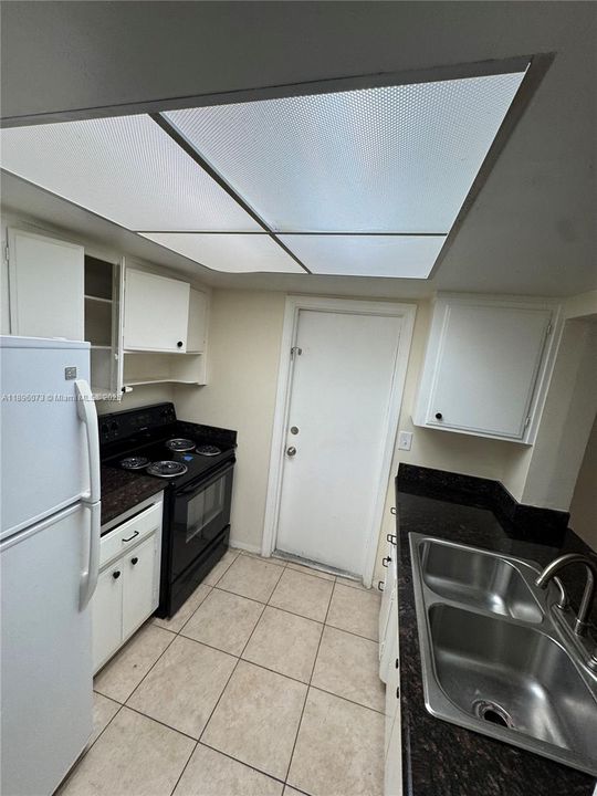 Active With Contract: $310,000 (2 beds, 1 baths, 971 Square Feet)