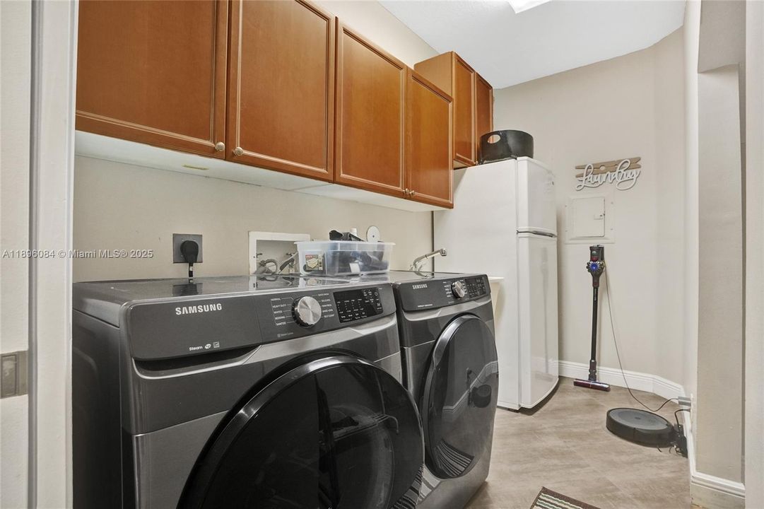 Под контрактом: $1,595,000 (6 спален, 4 ванн, 4302 Квадратных фут)