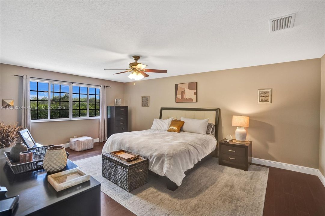 Под контрактом: $1,595,000 (6 спален, 4 ванн, 4302 Квадратных фут)