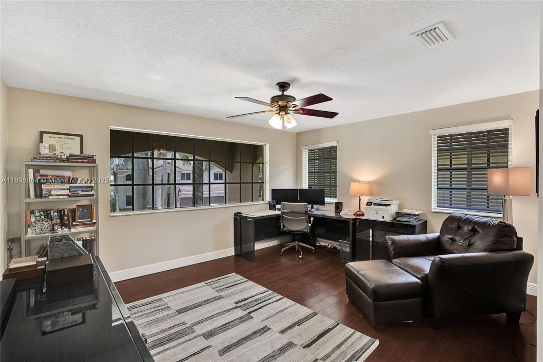 Под контрактом: $1,595,000 (6 спален, 4 ванн, 4302 Квадратных фут)