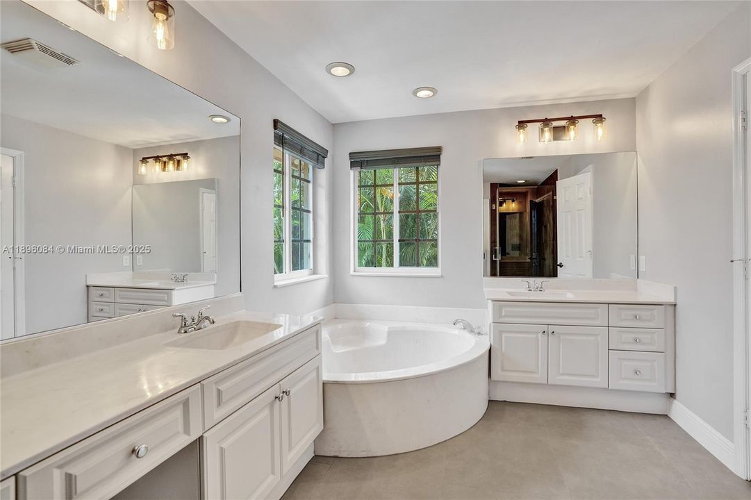 Под контрактом: $1,595,000 (6 спален, 4 ванн, 4302 Квадратных фут)