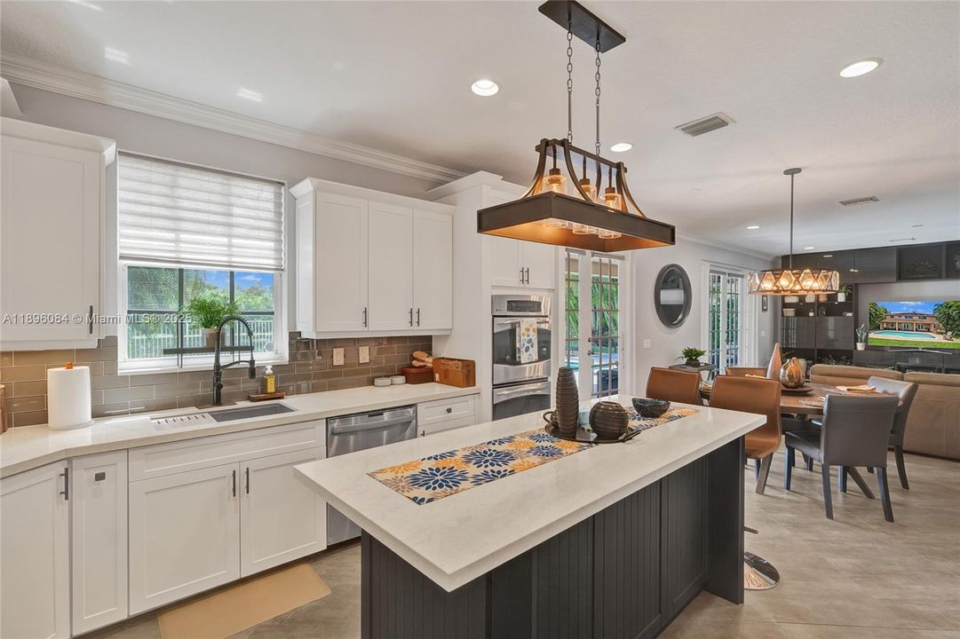 Под контрактом: $1,595,000 (6 спален, 4 ванн, 4302 Квадратных фут)