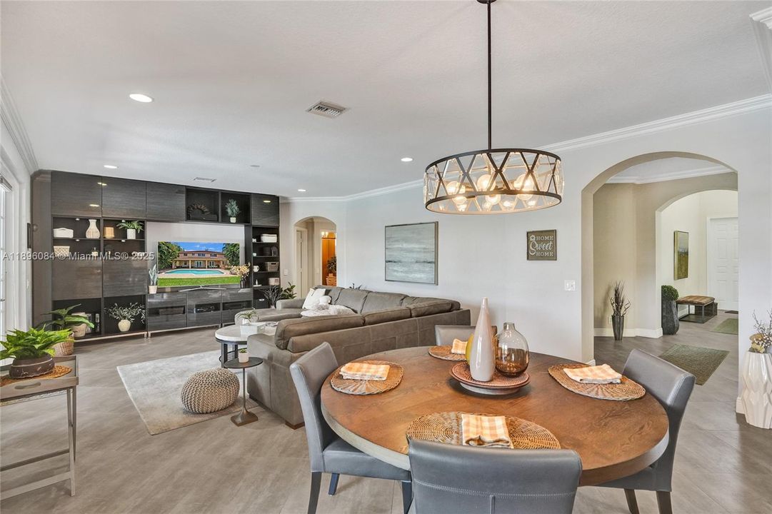 Под контрактом: $1,595,000 (6 спален, 4 ванн, 4302 Квадратных фут)