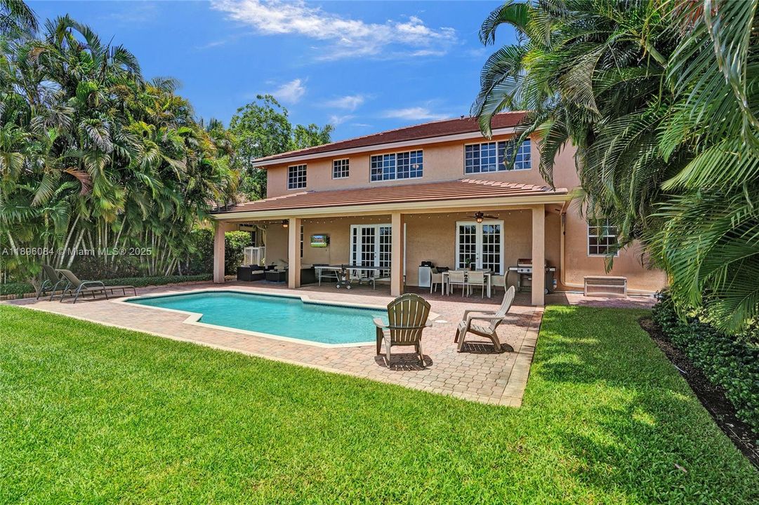 Под контрактом: $1,595,000 (6 спален, 4 ванн, 4302 Квадратных фут)