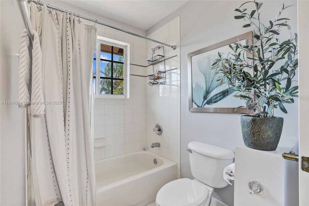 Под контрактом: $1,595,000 (6 спален, 4 ванн, 4302 Квадратных фут)