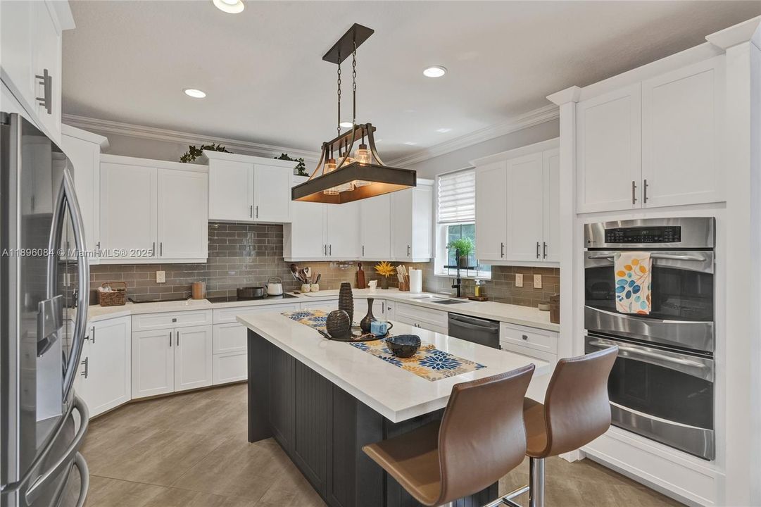 Под контрактом: $1,595,000 (6 спален, 4 ванн, 4302 Квадратных фут)