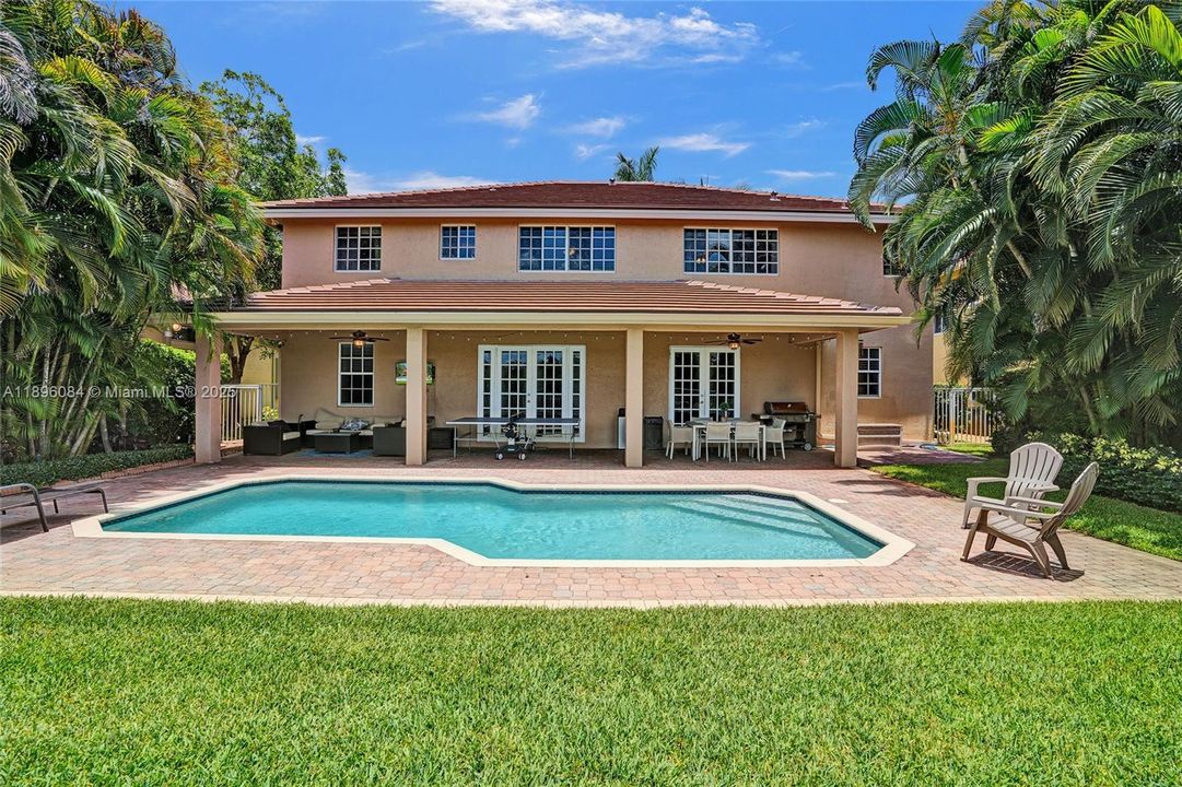 Под контрактом: $1,595,000 (6 спален, 4 ванн, 4302 Квадратных фут)