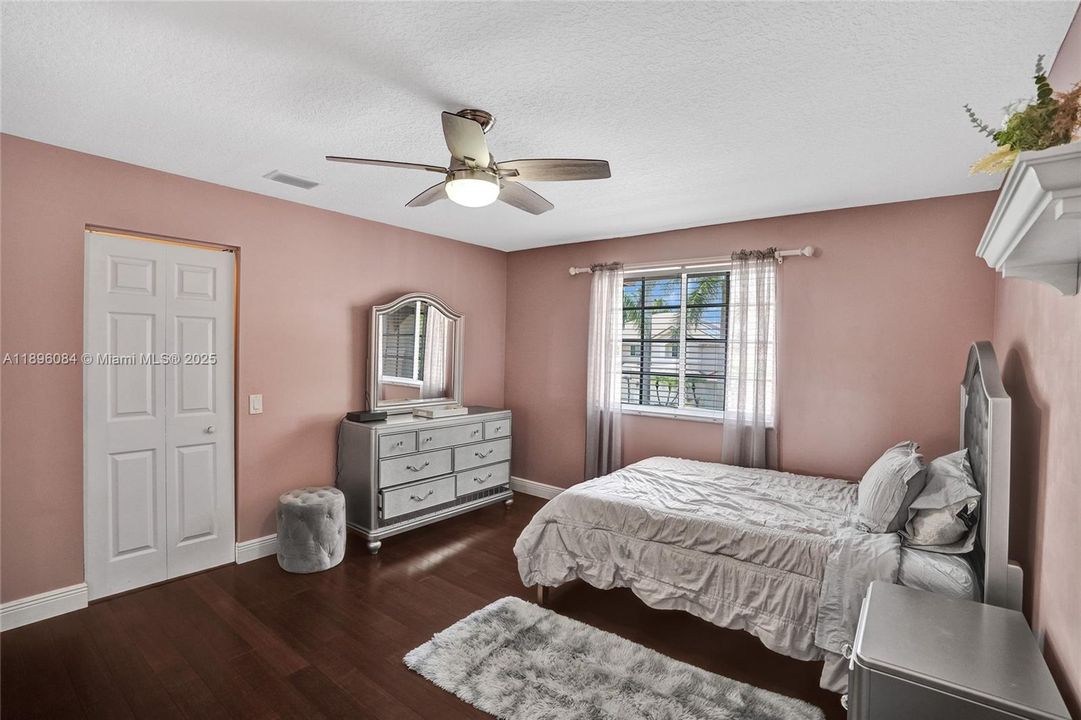 Под контрактом: $1,595,000 (6 спален, 4 ванн, 4302 Квадратных фут)