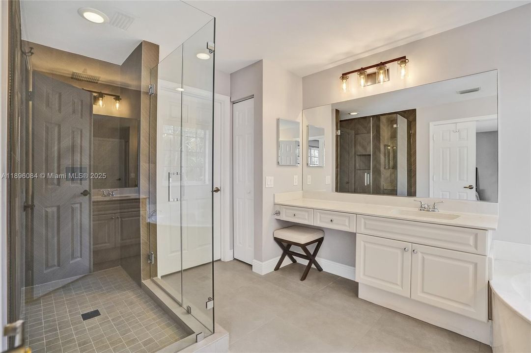 Под контрактом: $1,595,000 (6 спален, 4 ванн, 4302 Квадратных фут)