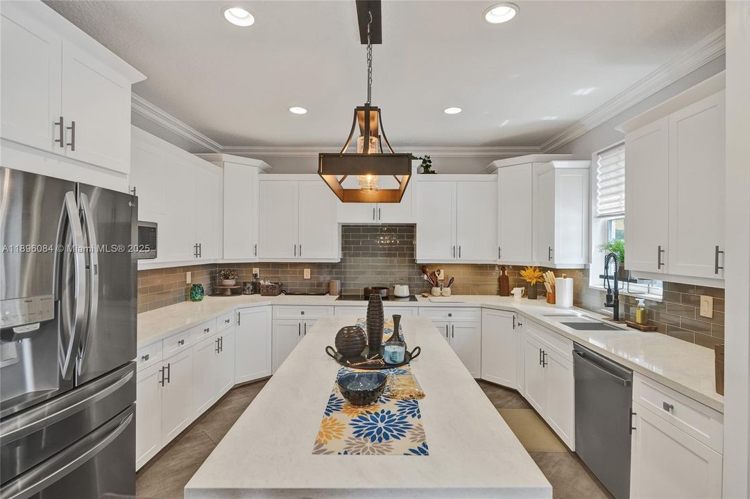 Под контрактом: $1,595,000 (6 спален, 4 ванн, 4302 Квадратных фут)