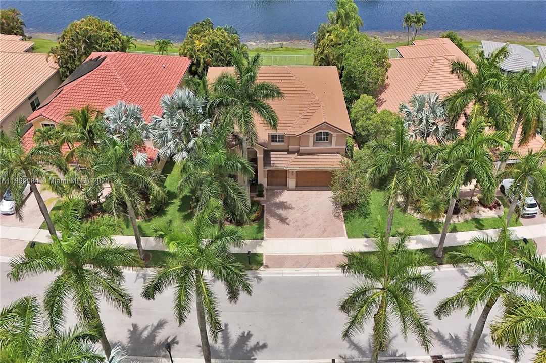 Под контрактом: $1,595,000 (6 спален, 4 ванн, 4302 Квадратных фут)