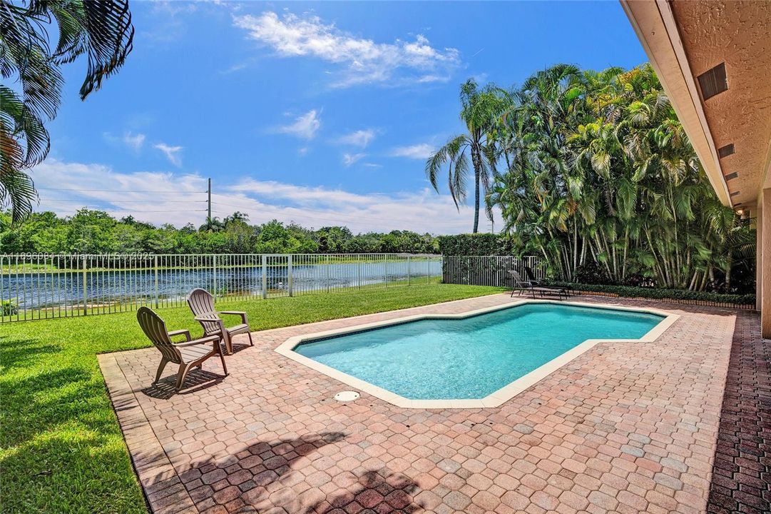 Под контрактом: $1,595,000 (6 спален, 4 ванн, 4302 Квадратных фут)