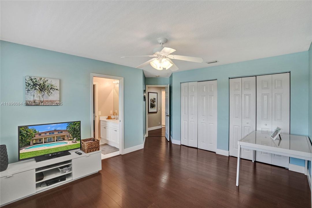 Под контрактом: $1,595,000 (6 спален, 4 ванн, 4302 Квадратных фут)