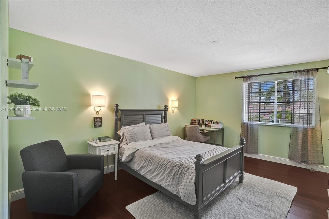 Под контрактом: $1,595,000 (6 спален, 4 ванн, 4302 Квадратных фут)