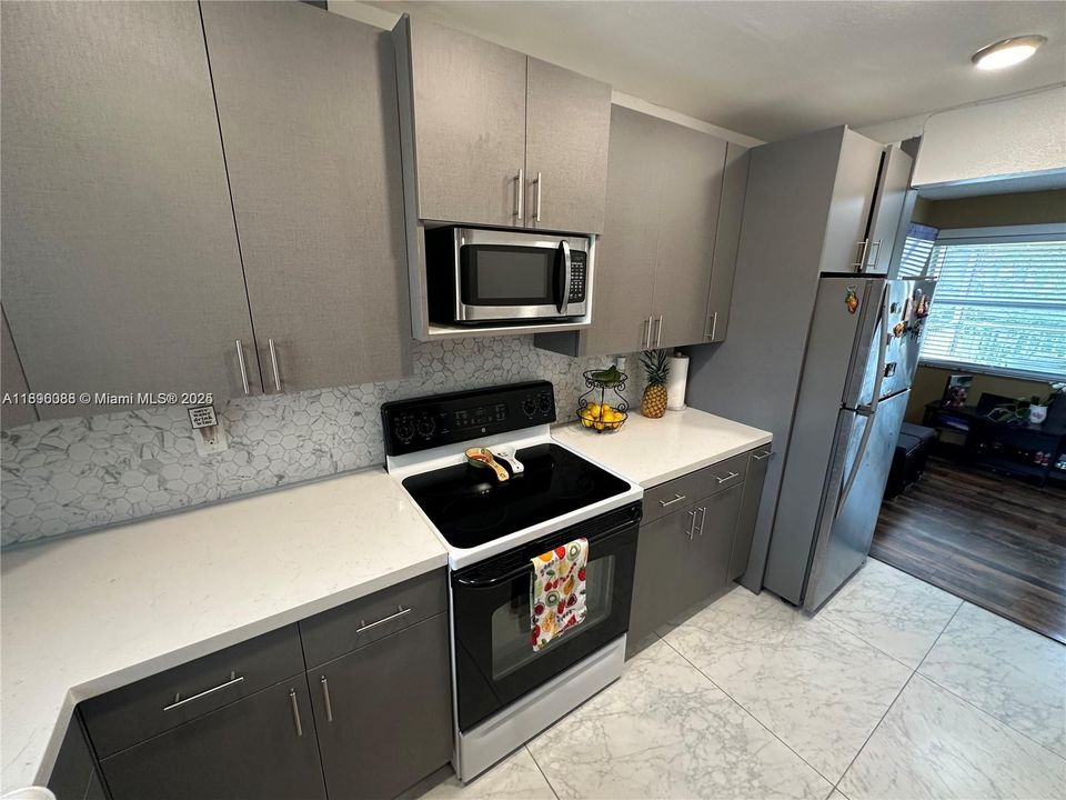 待售: $220,000 (2 贝兹, 2 浴室, 1040 平方英尺)