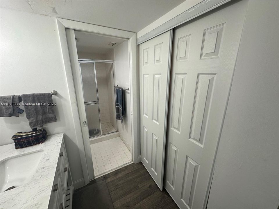 待售: $220,000 (2 贝兹, 2 浴室, 1040 平方英尺)