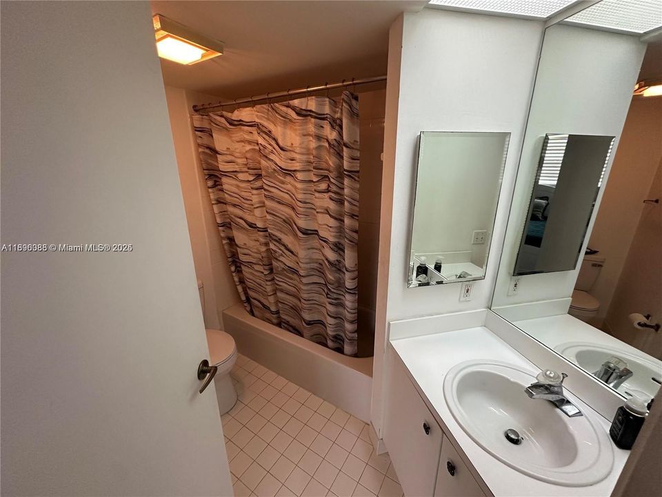 待售: $220,000 (2 贝兹, 2 浴室, 1040 平方英尺)