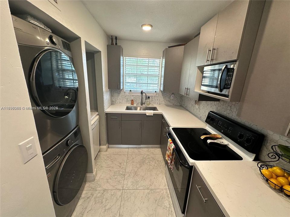 待售: $220,000 (2 贝兹, 2 浴室, 1040 平方英尺)