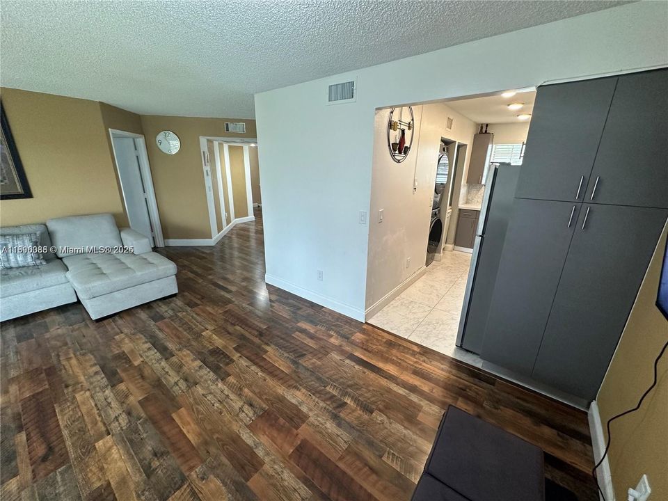 待售: $220,000 (2 贝兹, 2 浴室, 1040 平方英尺)