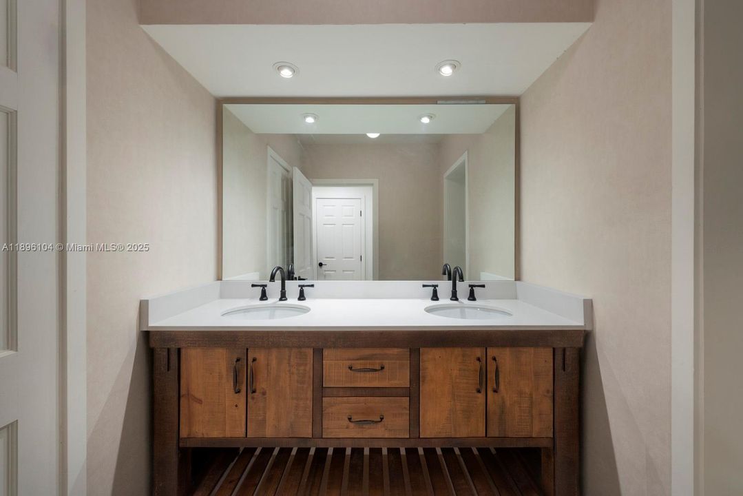 En Venta: $1,275,000 (3 camas, 2 baños, 1860 Pies cuadrados)