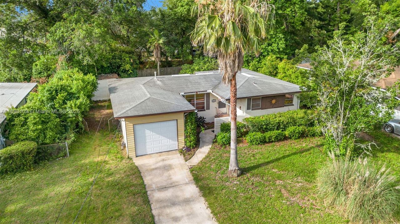 最近售出: $129,900 (3 贝兹, 2 浴室, 1308 平方英尺)