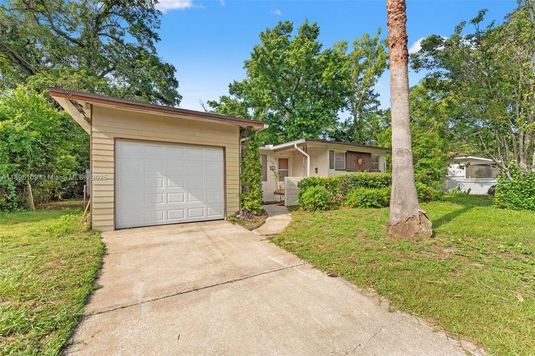 最近售出: $129,900 (3 贝兹, 2 浴室, 1308 平方英尺)