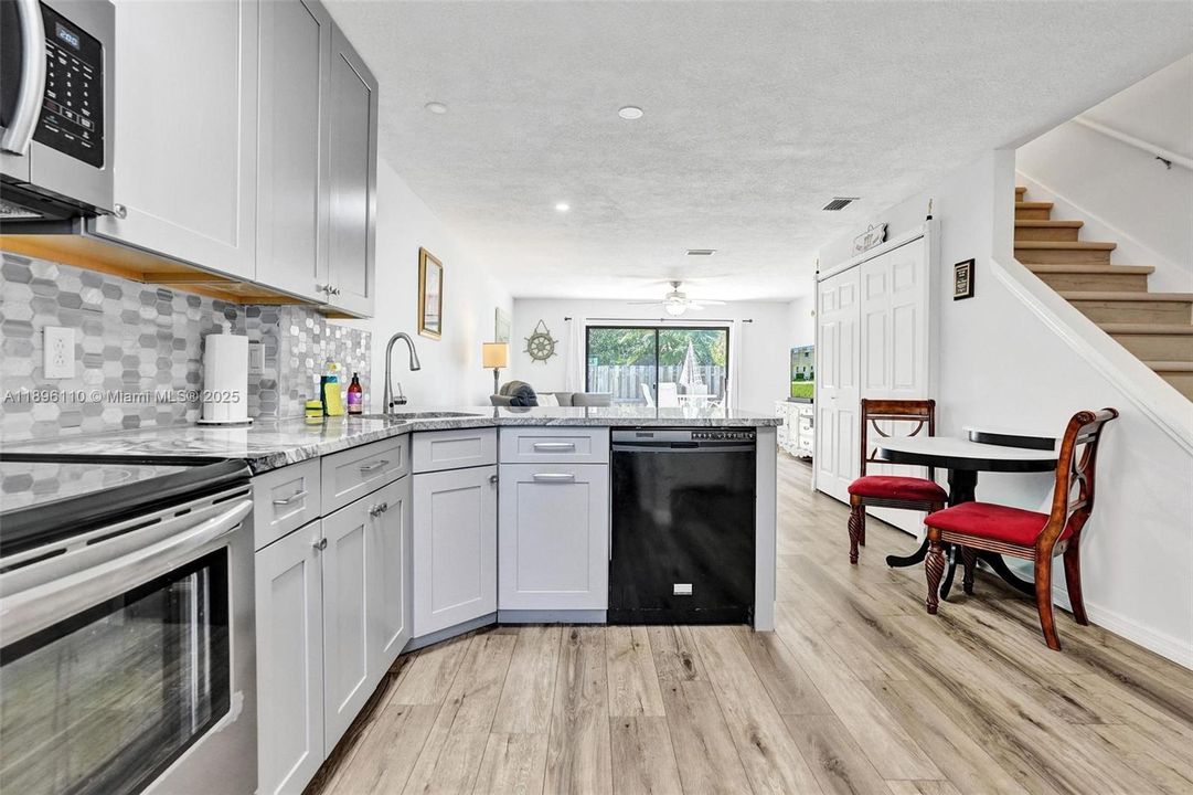 待售: $298,888 (2 贝兹, 2 浴室, 1270 平方英尺)