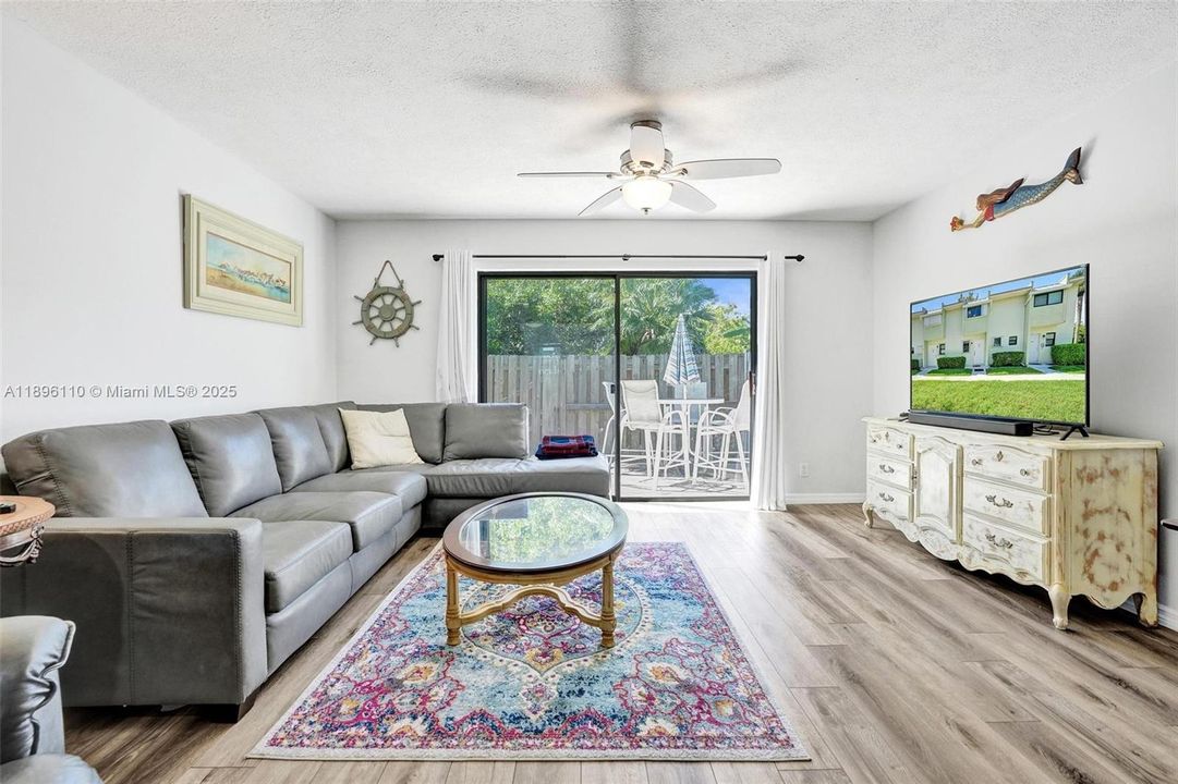 待售: $298,888 (2 贝兹, 2 浴室, 1270 平方英尺)