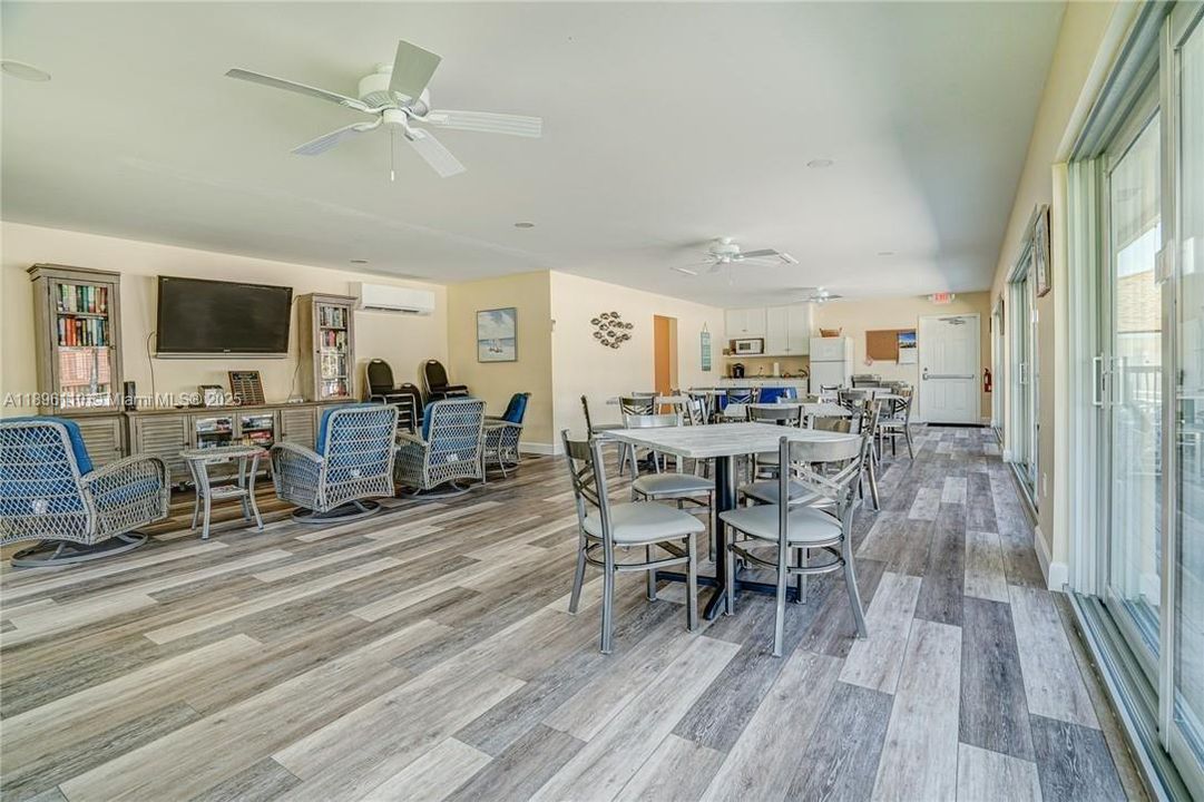 待售: $298,888 (2 贝兹, 2 浴室, 1270 平方英尺)