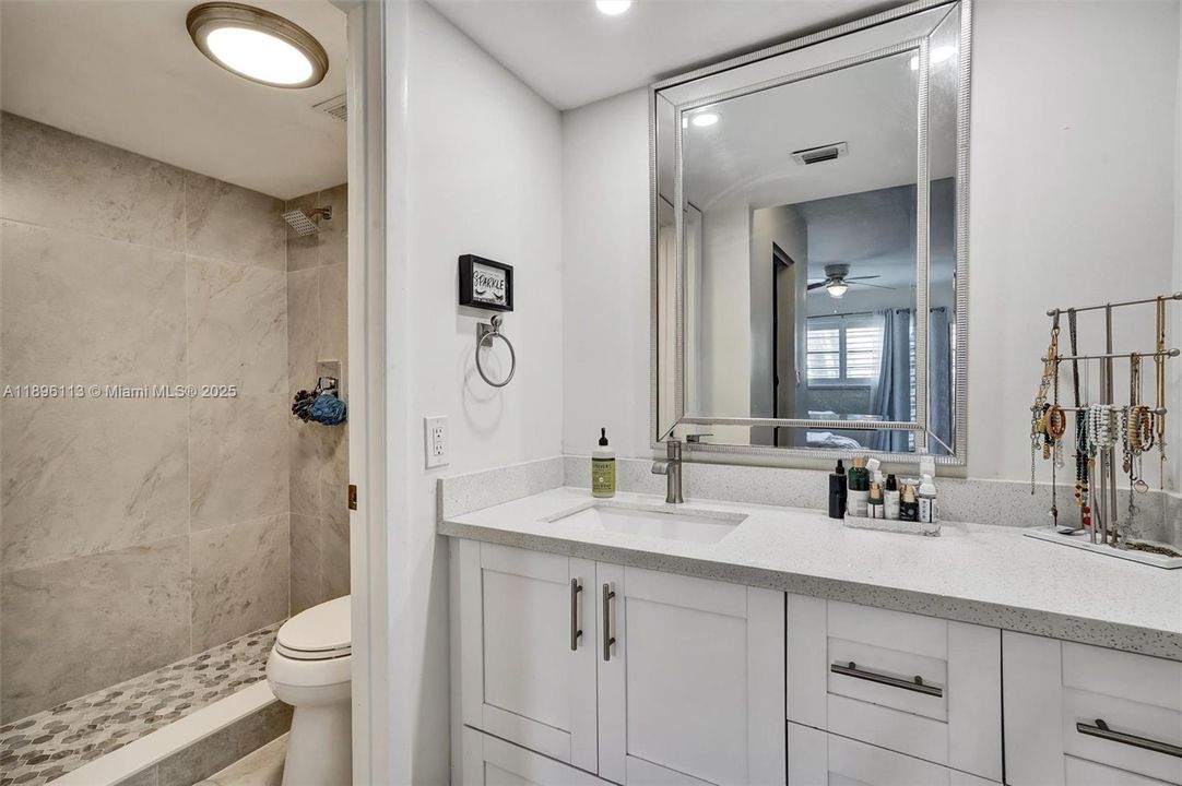 待售: $256,000 (2 贝兹, 2 浴室, 940 平方英尺)