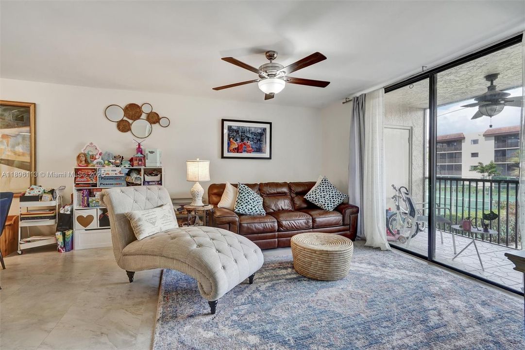 待售: $256,000 (2 贝兹, 2 浴室, 940 平方英尺)