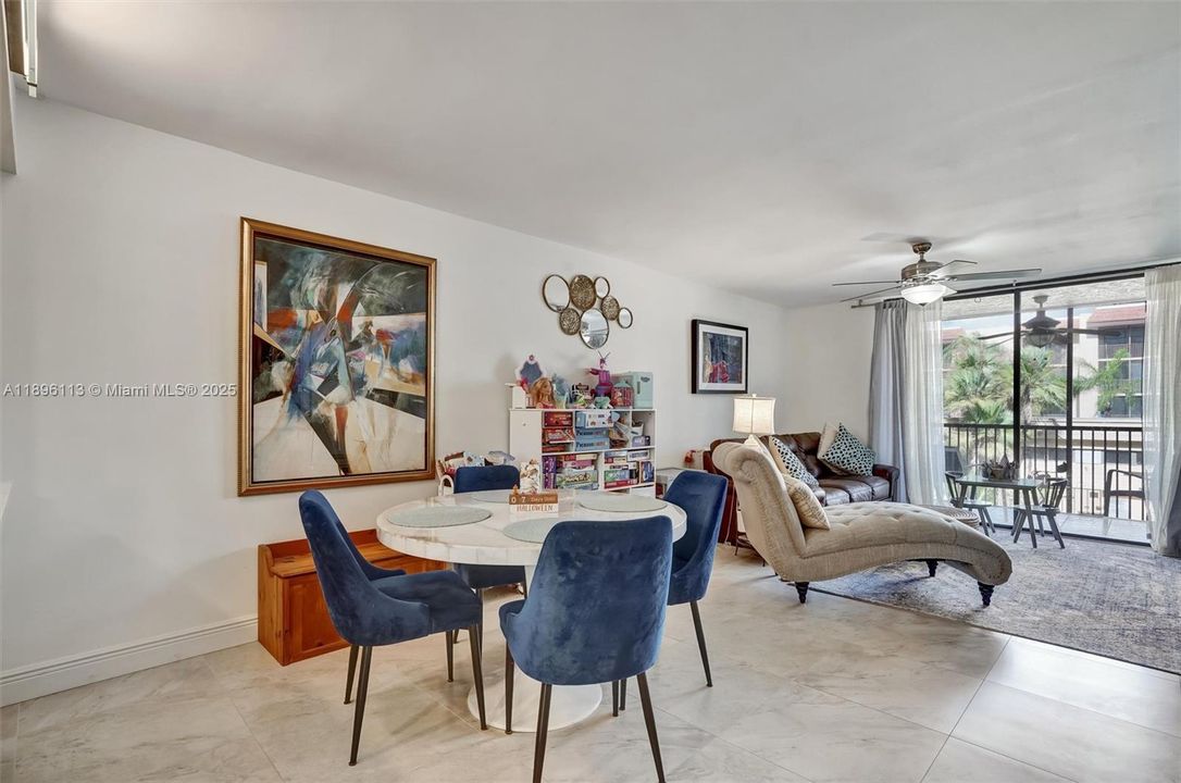 待售: $256,000 (2 贝兹, 2 浴室, 940 平方英尺)