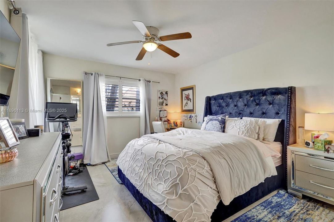 待售: $256,000 (2 贝兹, 2 浴室, 940 平方英尺)