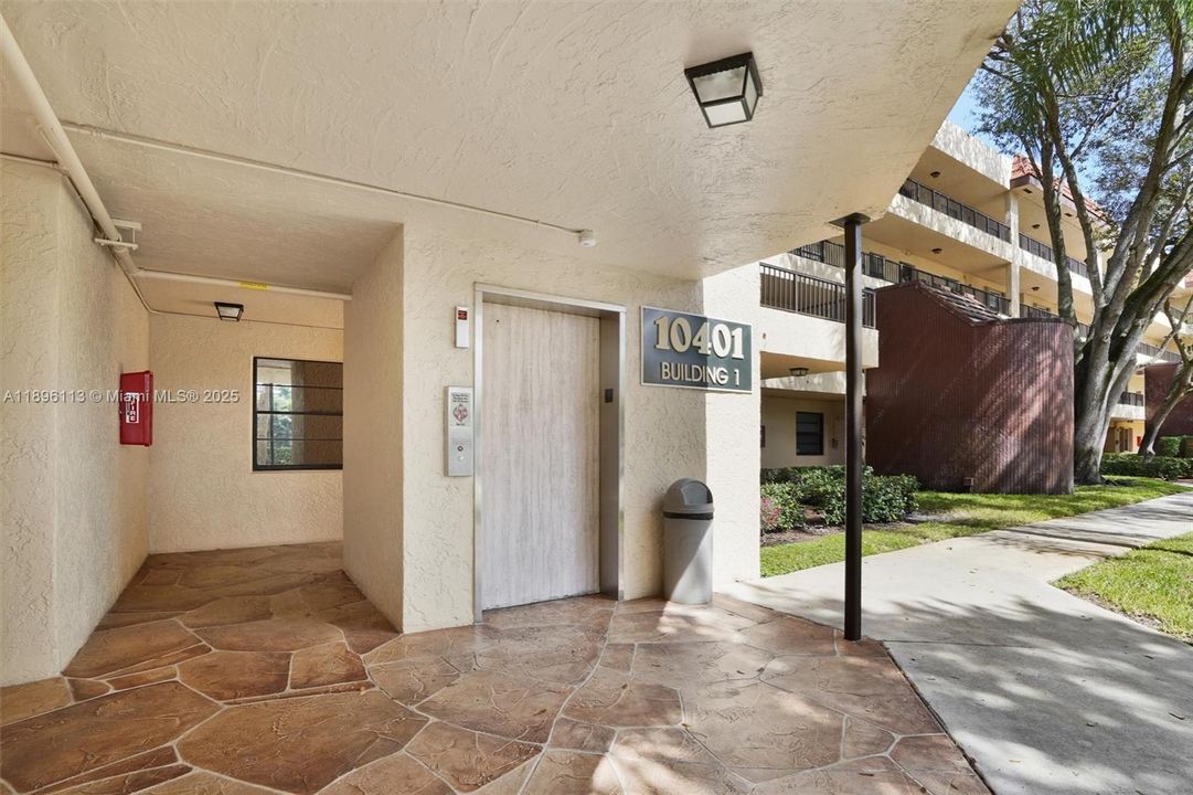 待售: $256,000 (2 贝兹, 2 浴室, 940 平方英尺)