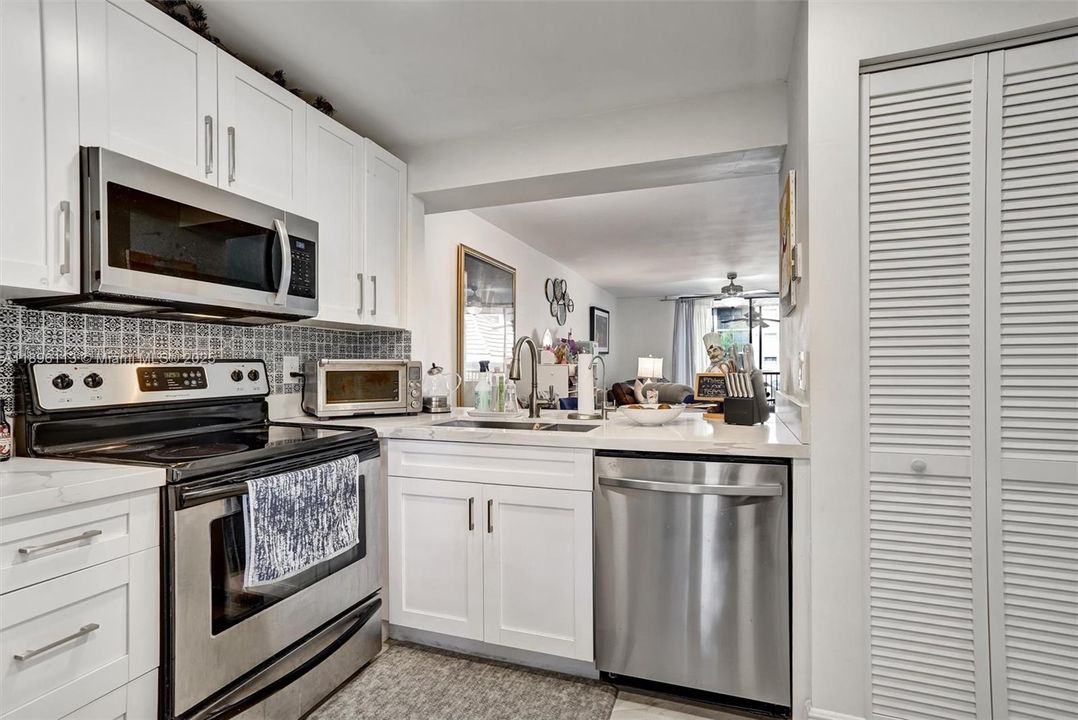 待售: $256,000 (2 贝兹, 2 浴室, 940 平方英尺)