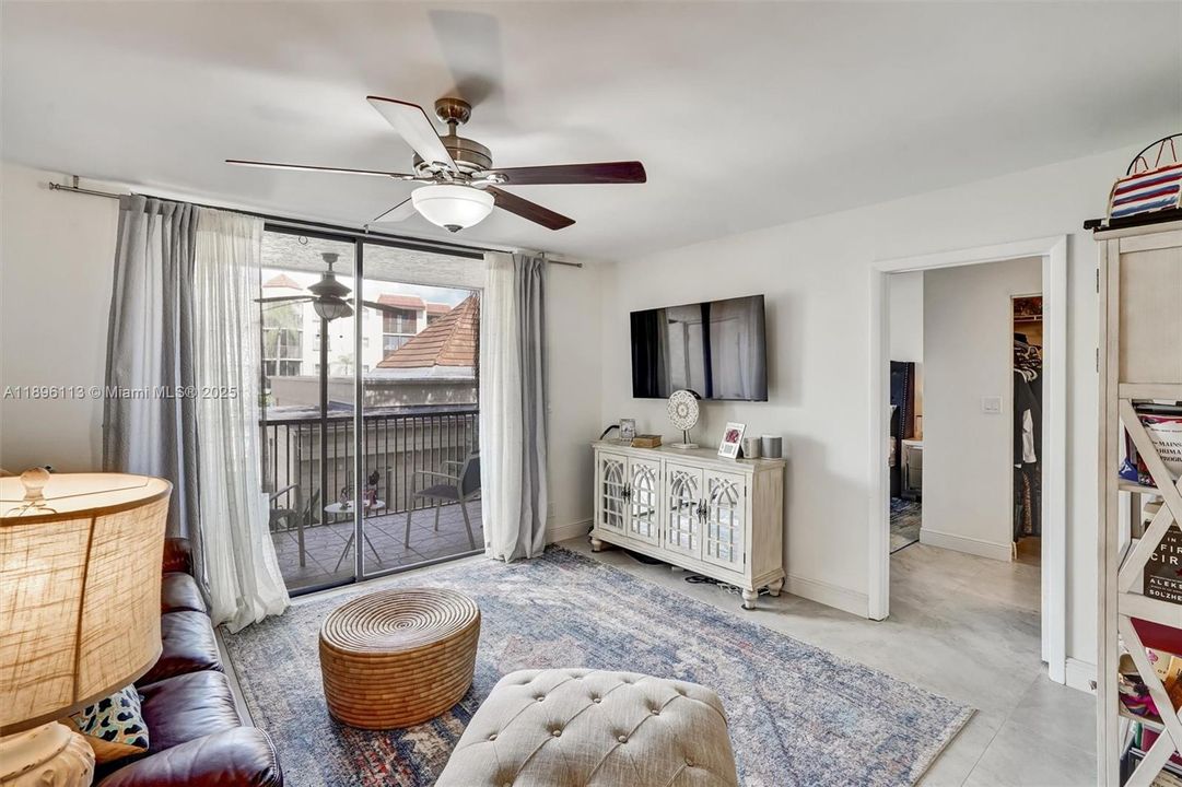 待售: $256,000 (2 贝兹, 2 浴室, 940 平方英尺)