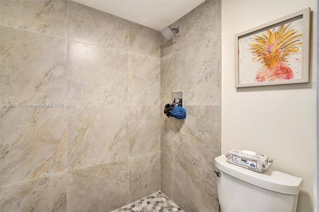 待售: $256,000 (2 贝兹, 2 浴室, 940 平方英尺)