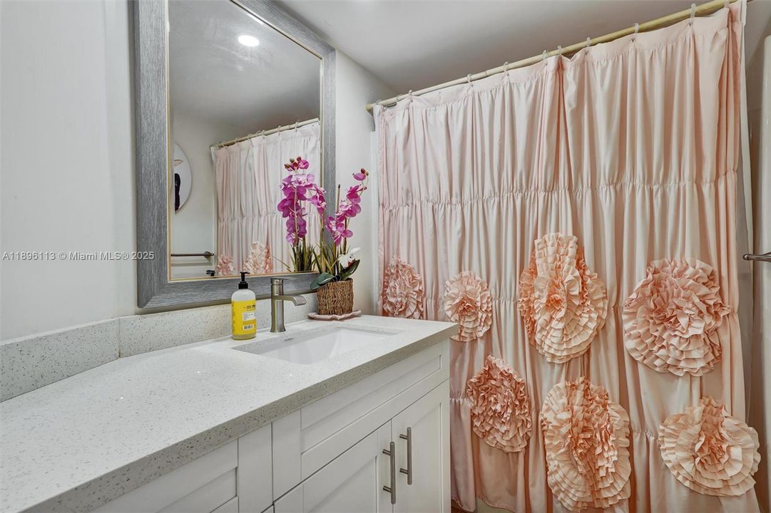 待售: $256,000 (2 贝兹, 2 浴室, 940 平方英尺)