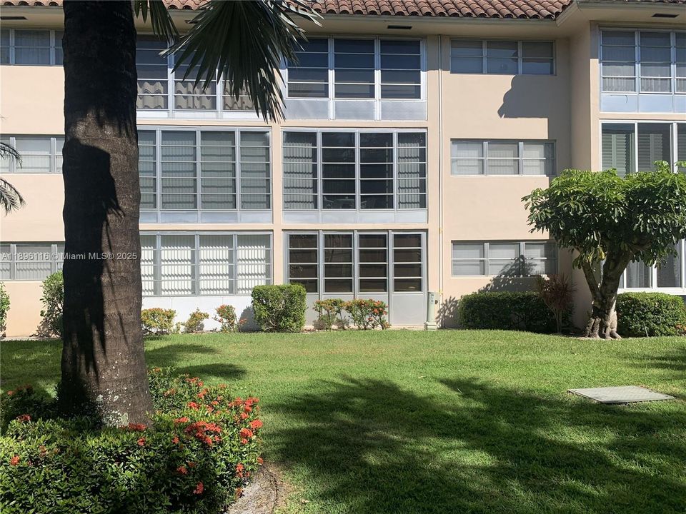 For Sale: $189,900 (2 beds, 1 baths, 938 Square Feet)