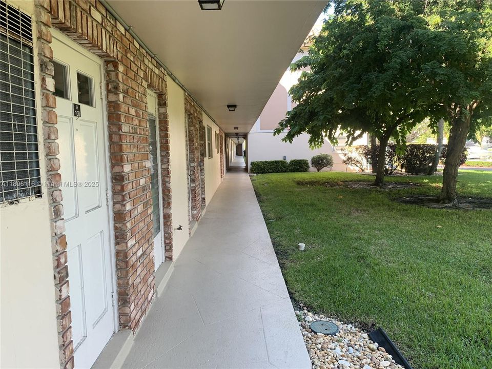 For Sale: $189,900 (2 beds, 1 baths, 938 Square Feet)