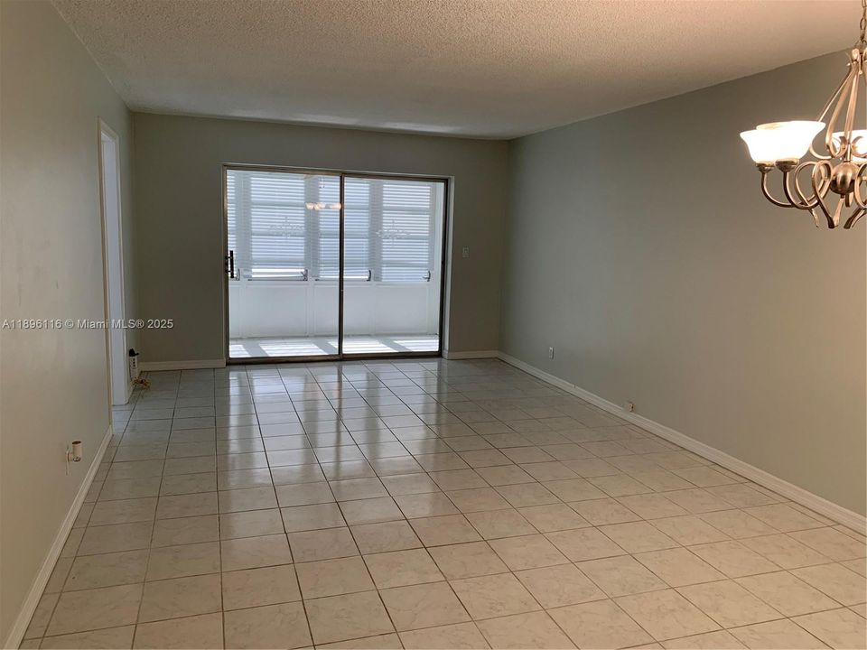 For Sale: $189,900 (2 beds, 1 baths, 938 Square Feet)