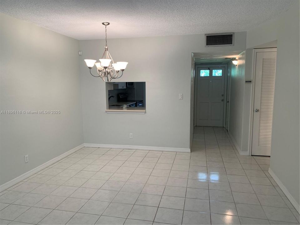 For Sale: $189,900 (2 beds, 1 baths, 938 Square Feet)