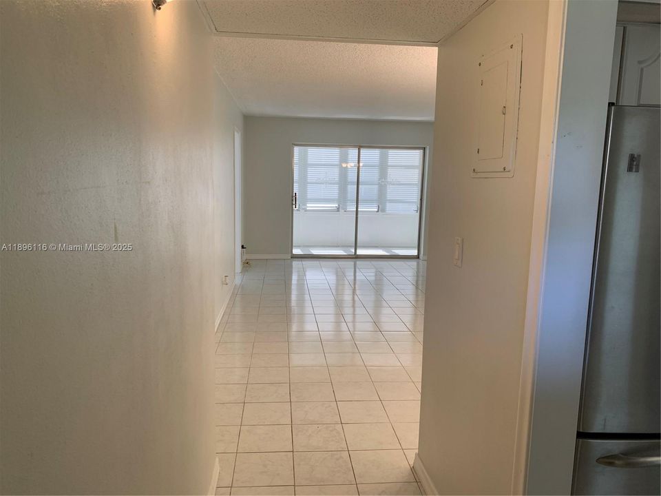 For Sale: $189,900 (2 beds, 1 baths, 938 Square Feet)