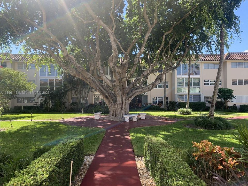 For Sale: $189,900 (2 beds, 1 baths, 938 Square Feet)