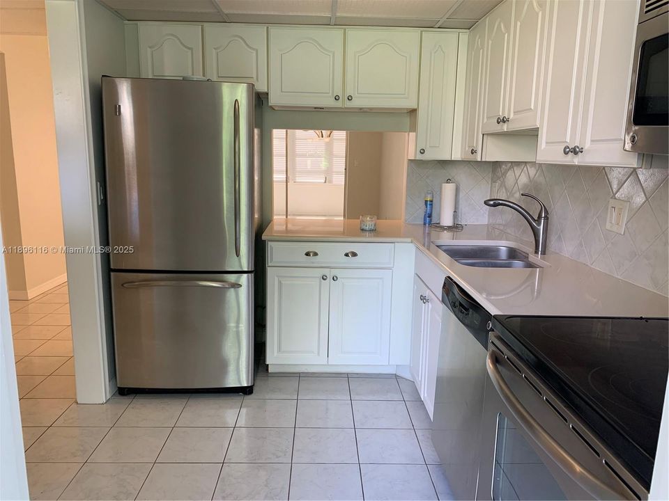 For Sale: $189,900 (2 beds, 1 baths, 938 Square Feet)